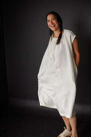 Sandra is wearing the Clover dress in Tumbled Linen Warm White 160, size medium.