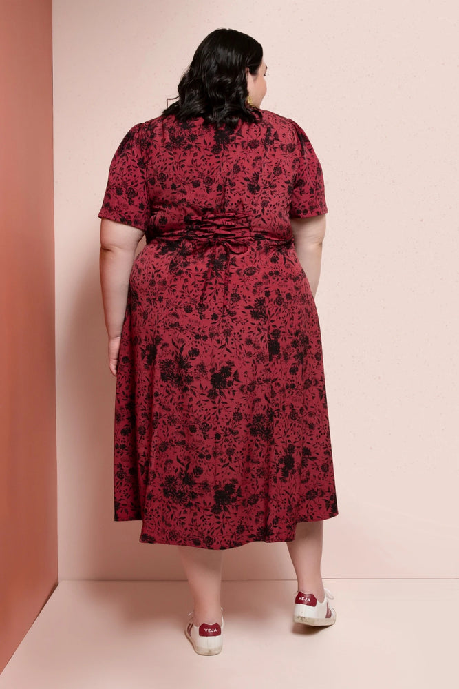 The model in the red floral version is wearing a size 4X, C/D cup, with no modifications. She is 6' tall (183cm).