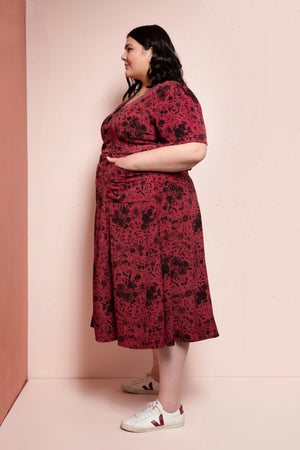 The model in the red floral version is wearing a size 4X, C/D cup, with no modifications. She is 6' tall (183cm).