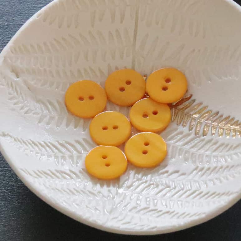 MOTHER OF PEARL BUTTONS • Sunny Yellow • 15mm