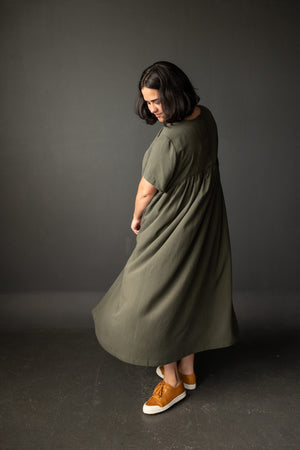 Larli is wearing the Florence dress made in a Tencel/Linen blend.  Larli is 5″11 and is a UK size 20.