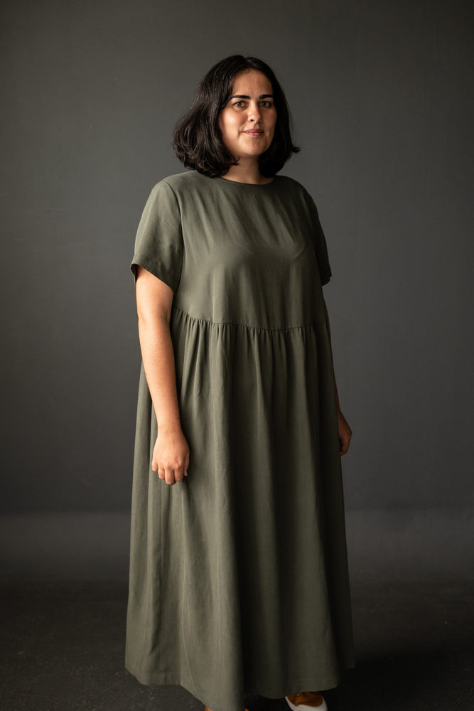 Larli is wearing the Florence dress made in a Tencel/Linen blend.  Larli is 5″11 and is a UK size 20.