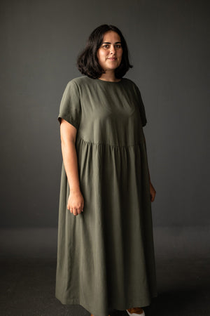 Larli is wearing the Florence dress made in a Tencel/Linen blend.  Larli is 5″11 and is a UK size 20.