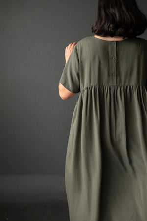 Larli is wearing the Florence dress made in a Tencel/Linen blend.  Larli is 5″11 and is a UK size 20.