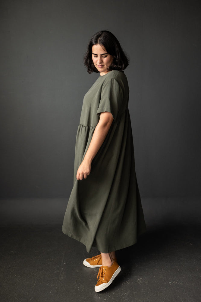 Larli is wearing the Florence dress made in a Tencel/Linen blend.  Larli is 5″11 and is a UK size 20.