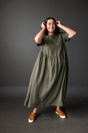 Larli is wearing the Florence dress made in a Tencel/Linen blend.  Larli is 5″11 and is a UK size 20.